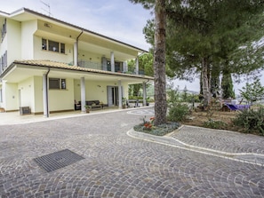 Plante, Bâtiment, Propriété, Fenêtre, Ciel, Surface De La Route, Arbre, Maison, Asphalte, Architecture