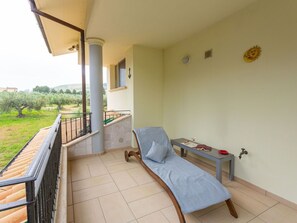 Pflanze, Eigentum, Gebäude, Holz, Schatten, Interior Design, Fussboden, Veranda, Flooring, Haus