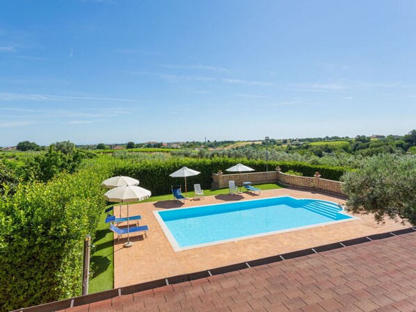 Ciel, Propriété, Plante, Bâtiment, Bleu Azur, Piscine, Rectangle, L'Eau, Lot Terre, Herbe