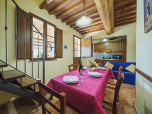 Tabelle, Himmel, Eigentum, Möbel, Pflanze, Stuhl, Azurblau, Schatten, Interior Design, Die Architektur