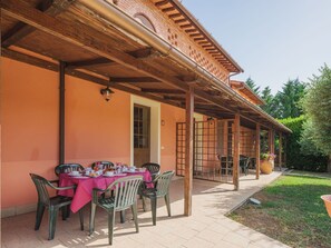 Tabelle, Himmel, Eigentum, Möbel, Pflanze, Stuhl, Azurblau, Schatten, Interior Design, Die Architektur