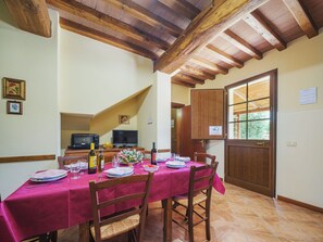 Tabelle, Himmel, Eigentum, Möbel, Pflanze, Stuhl, Azurblau, Schatten, Interior Design, Die Architektur