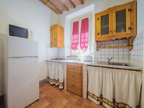 Cabinetry, Sinken, Eigentum, Countertop, Gebäude, Zapfhahn, Küche, Holz, Interior Design, Fussboden