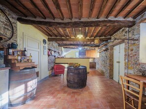 Propriété, Table, Bois, Bâtiment, Architecture, Sol, Design Intérieur, Salon, Sol, Faisceau