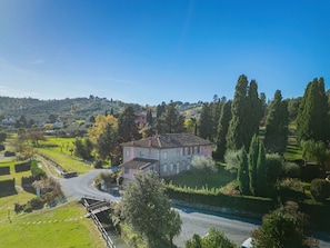 Himmel, Pflanze, Gebäude, Baum, Natürliche Landschaft, Landschaft, Urban Design, Haus, Stadt, Hügel