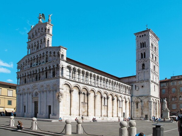 Acqua, Pianta, Costruzione, Cielo, Giorno, Proprietà, Blu, Azzurro, Piscina, Grattacielo