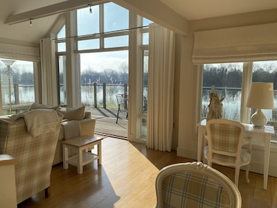 Hermoso hotel de 4 camas junto al lago en Cotswolds. Terraza privada y vistas impresionantes