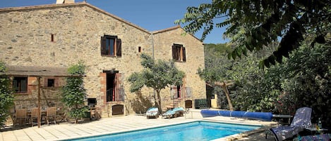 La Bergerie, 4 star, 200 year old farmhouse, private pool, spectacular views