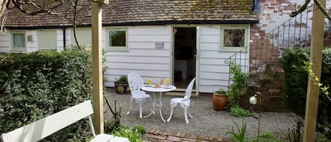 Hen House - a charming country cottage, at the heart of Brook Farm