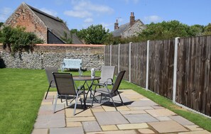 Relax and enjoy this wonderful, private and fully enclosed garden.