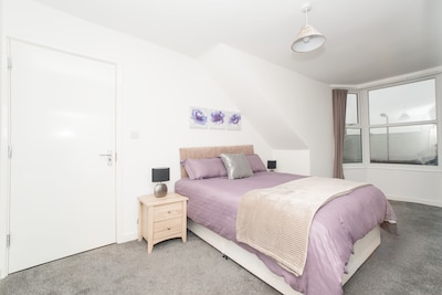 Modern 4 Bed Apartment Close to City Centre & Hospital