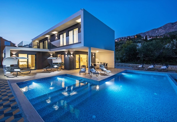 New modern Villa Luce