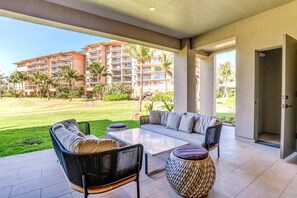 Seating for 4 on the Lanai