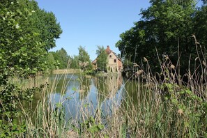 Der Burggraben um die Insel