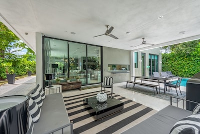 Brand New Lux Villa sleeps 10 in Miami’s Design District with Pool