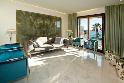 Luxus-Apartment am Strand Taormina w. Parken (2BR / 2Bad)