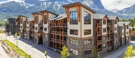 Welcome to beautiful White Spruce Lodge Built in 2020