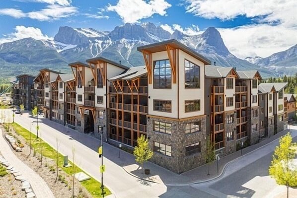Welcome to beautiful White Spruce Lodge Built in 2020