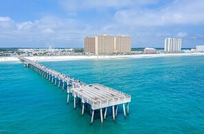 2 minute walk to The Pier and Peir Park!