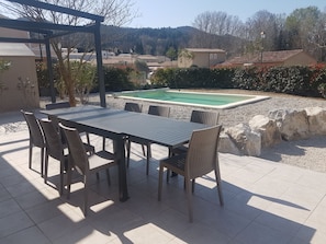 Terrasse vu sur la piscine