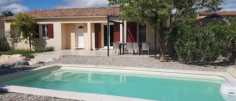 La villa et sa piscine