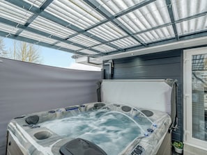 Hot tub | Craigpark Lodge, Caldercruix, near Airdrie