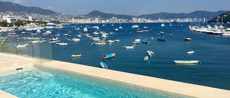 Hermosa vista a la bahía principal desde el carril de nado