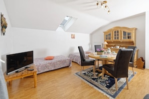 Ferienwohnung I im Nebenhaus, 65 qm mit separatem Schlafzimmer, Nord-Ost-Balkon-Wohnraum