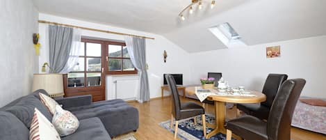 Ferienwohnung I im Nebenhaus, 65 qm mit separatem Schlafzimmer, Nord-Ost-Balkon-Wohnraum