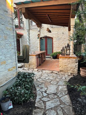 Courtyard entrance to apartment 