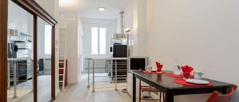 A quiet flat at n°16 rue Bosquet, 30 metres away from the street market rue Cler