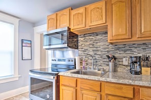 This comfortable apartment offers 2 bedrooms, 1 bathroom, and a full kitchen.