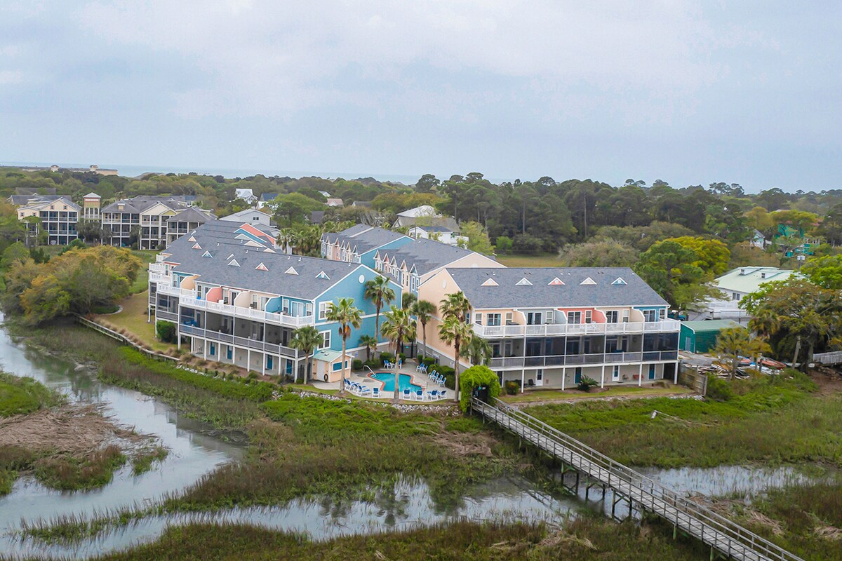 Beachy, three-story villa w/ deck & shared pool – walk downtown & to the beach