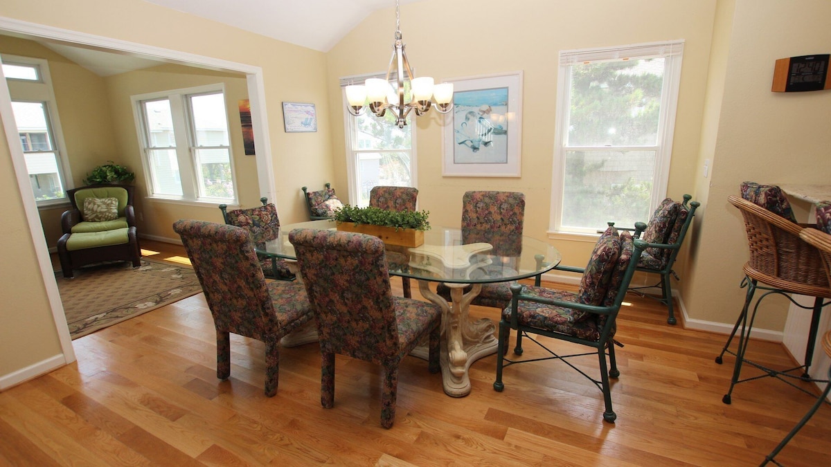 216, Beach Ball- Oceanside, Close to Community Amenities, Private Pool, 600 ft to Beach Access