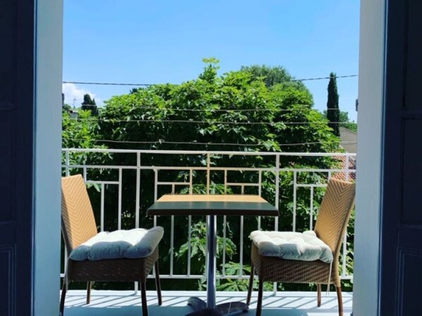 Le balcon  donnant sur un jardin 