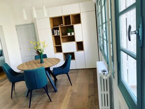 Le séjour , sa table ,ses chaises et le grand meuble de rangement 