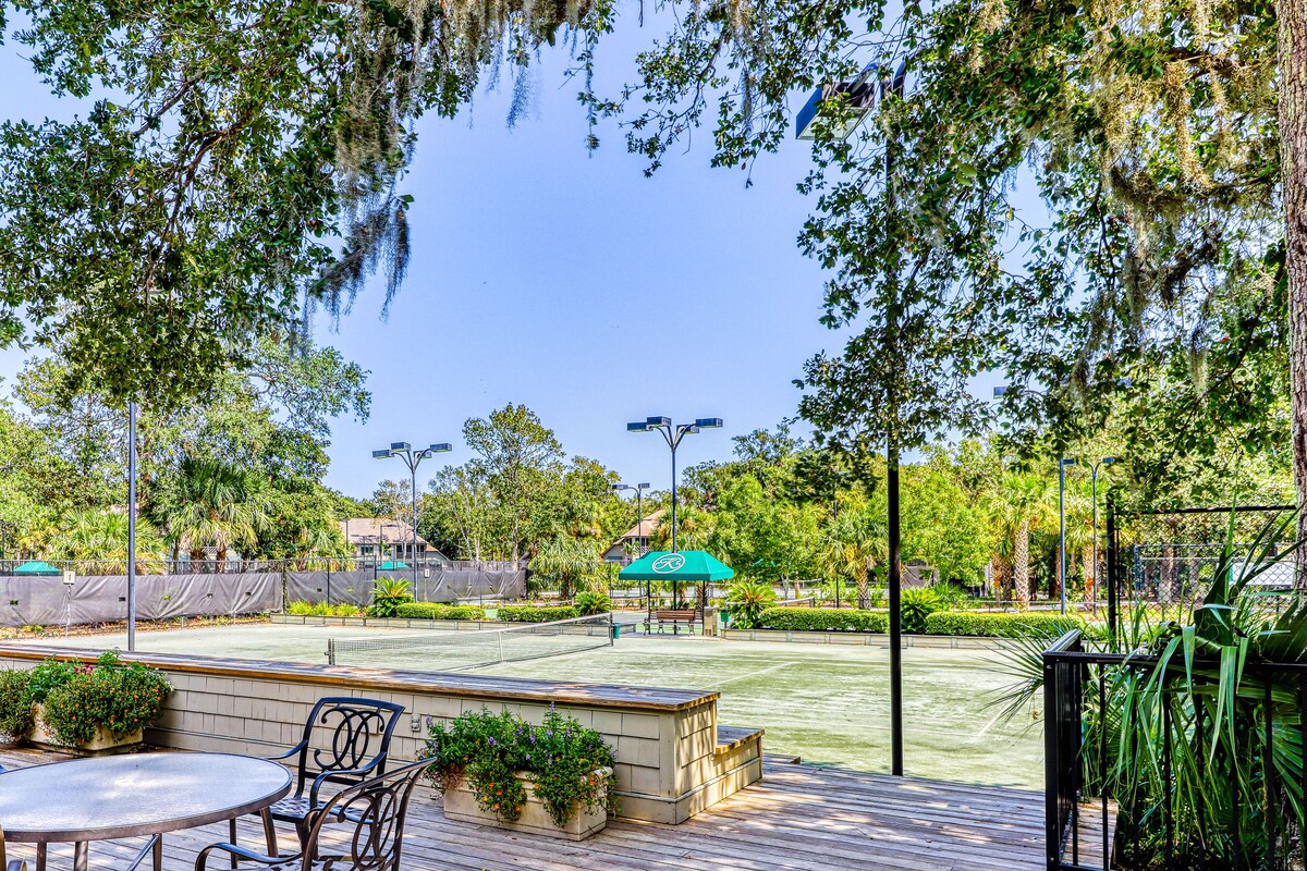 Lagoon view, second floor villa w/ screened in porch, short walk to the beach