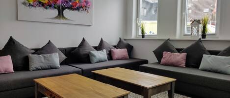 Schickes Wohnzimmer mit 3 Schlafsofas