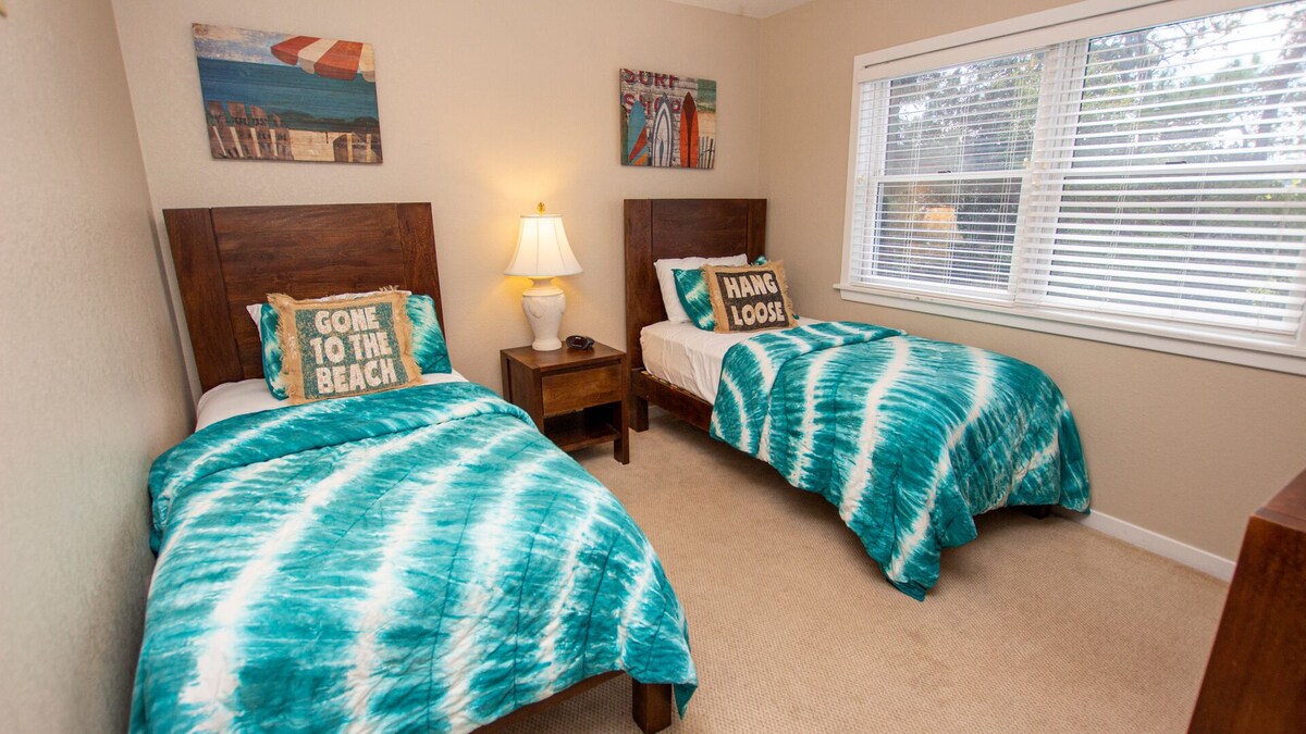 146, Sunnyside- Oceanside, Private Pool, Community Amenities, Close to Beach!