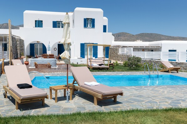 Exceptional Villa Artemis in Punda Paros - private pool, Jacuzzi, garden