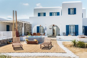 Exceptional Villa Artemis in Punda Paros - exterior / Jacuzzi