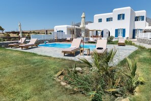 Exceptional Villa Artemis in Punda Paros - private pool, Jacuzzi, garden