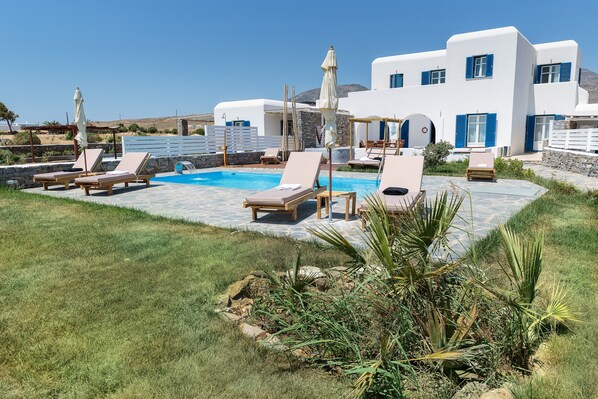 Enjoy 2 Villas: Artemis & Elena: 2 pools, 2 Jacuzzi's, 2 gardens & sea views