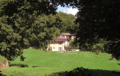 LA COMMISSERIA Hermosa casa nueva con piscina privada en plena naturaleza.