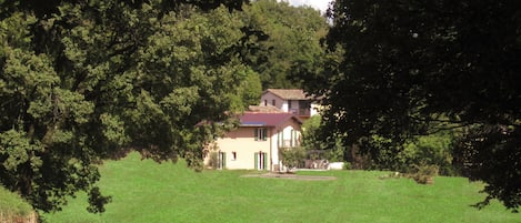 La Commisseria in primo piano, vista dalla chiesa di San Bartolomeo