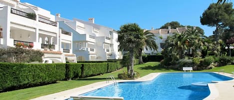 Water, Sky, Plant, Daytime, Building, Azure, Swimming Pool, Blue, Grass, Tree