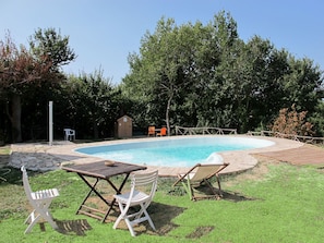 Propriété, Table, Piscine, Maison, Arrière-Cour, Meubles, Immobilier, Mobilier De Jardin, Arbre, Loisir