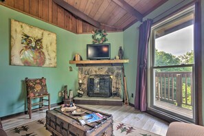 Living Room | Smart TV | Fireplace