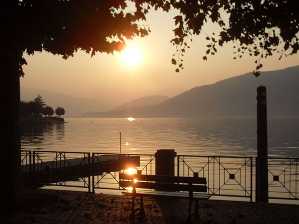 L'Eau, Ciel, Atmosphère, Afterglow, Lumière, Montagne, Crépuscule, Le Coucher Du Soleil, Arbre, Lac
