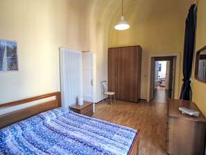 Sol, Sol, Meubles, Bois, Chambre, Lit, Design Intérieur, Drap De Lit, Literie, Cadre De Lit